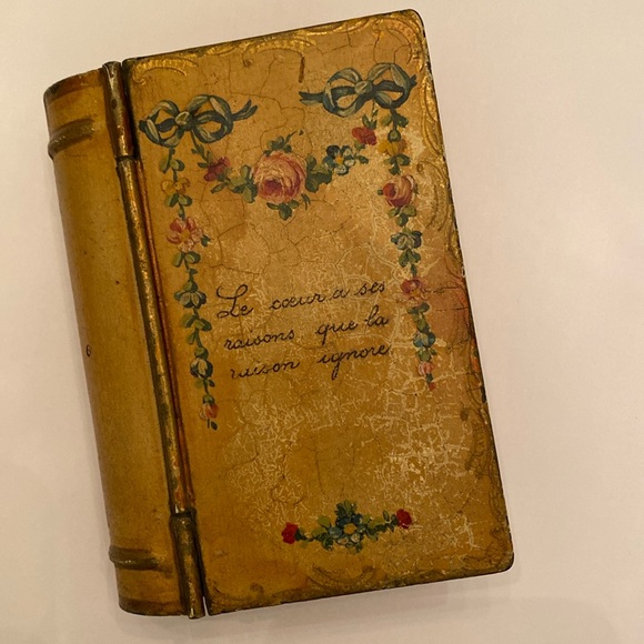 RARE CARLIN COMFORTS “MADE IN FRANCE FOR CARLIN COMFORTS” METAL BOOK - Picture 2 of 15